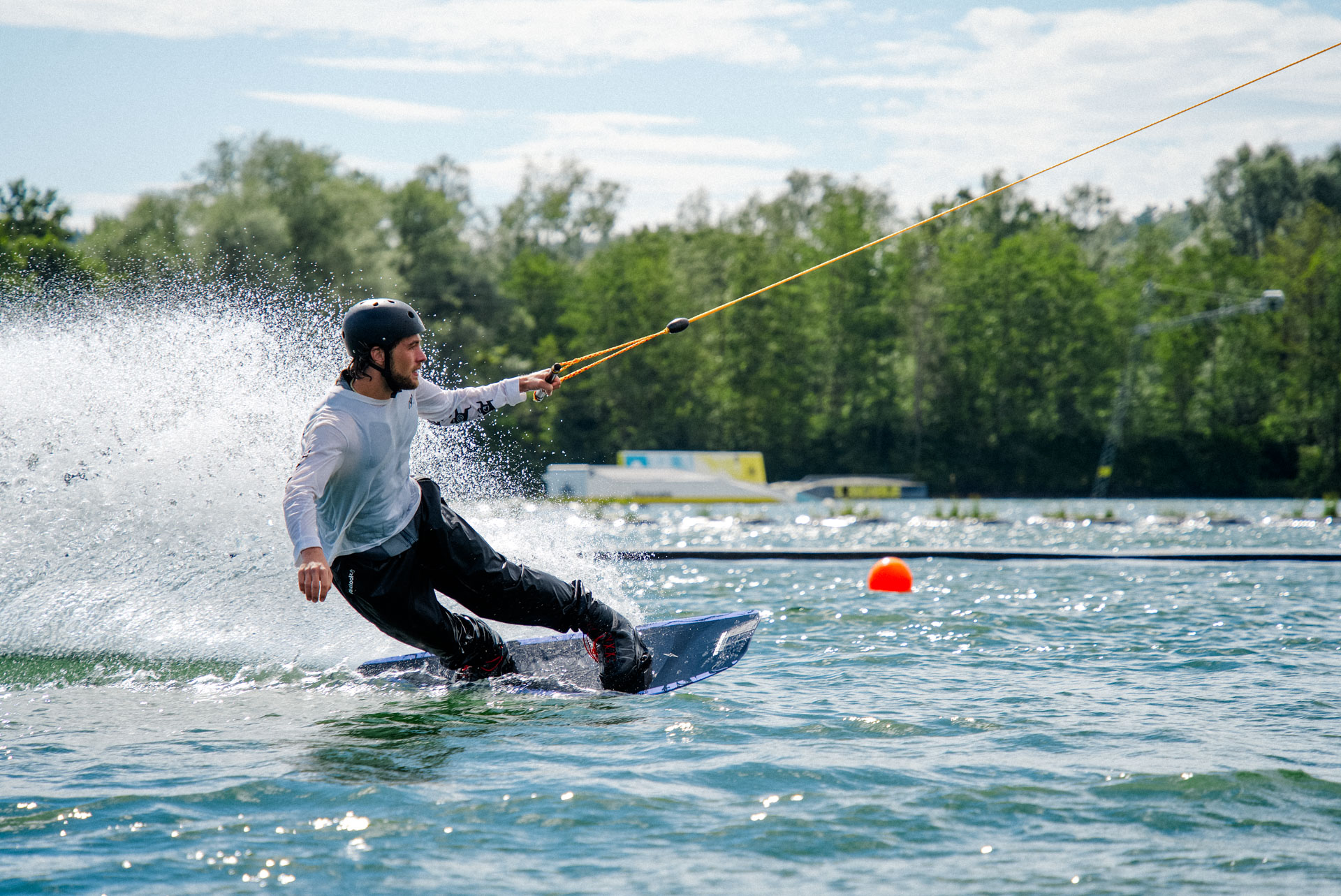 Wakeboarder, ästhetisch in Szene gesetzt, das Foto ist im Rahmen der Event- und Sportfotografie entstanden. Thannhausen, Turncable