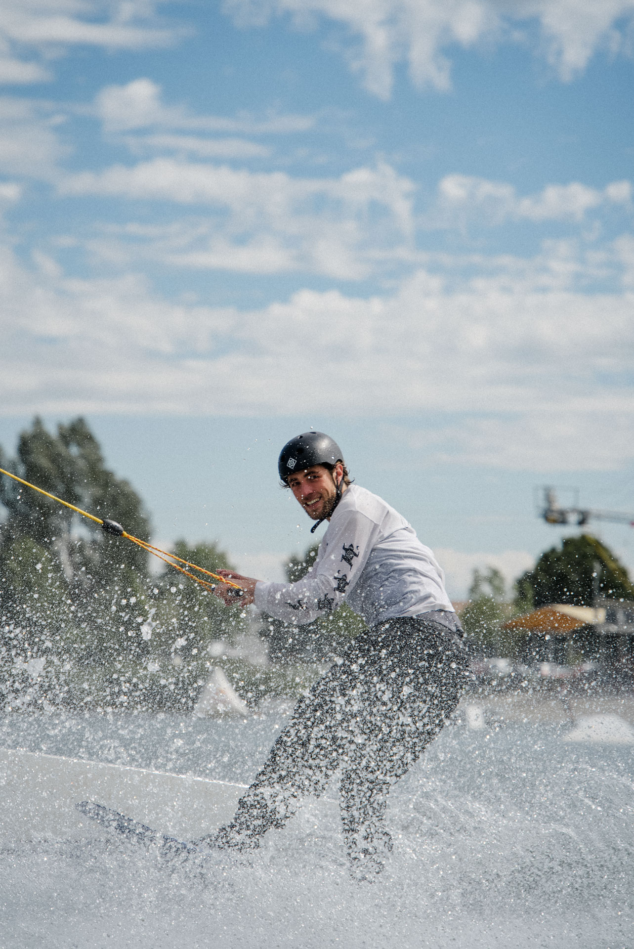 Wakeboarder auf einem Obstacle, ästhetisch in Szene gesetzt, das Foto ist im Rahmen der Event- und Sportfotografie entstanden. Thannhausen, Turncable