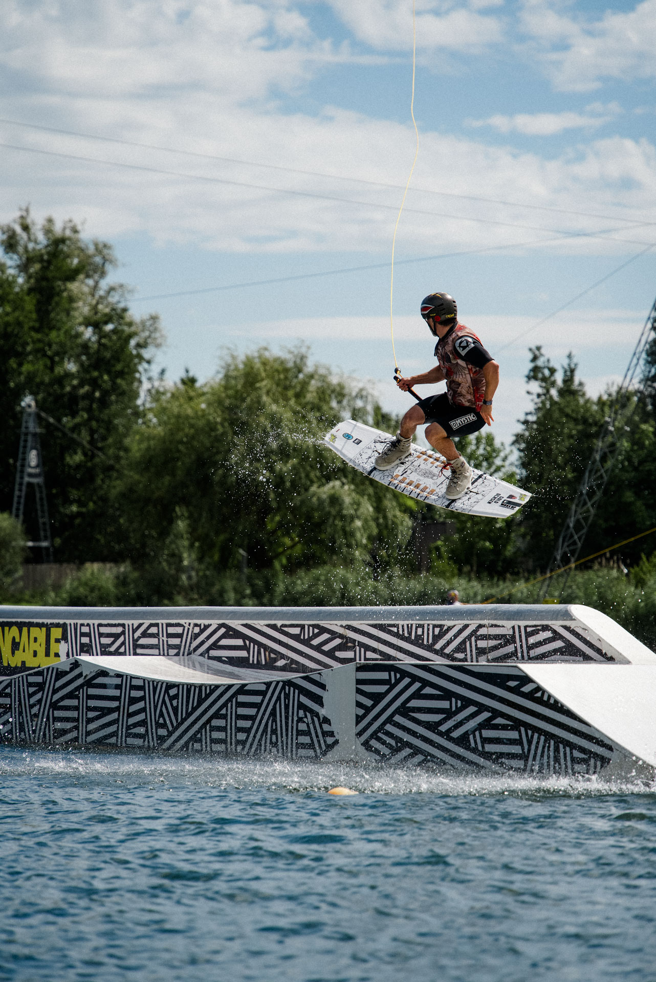 Wakeboarder auf einem Obstacle, ästhetisch in Szene gesetzt, das Foto ist im Rahmen der Event- und Sportfotografie entstanden. Thannhausen, Turncable