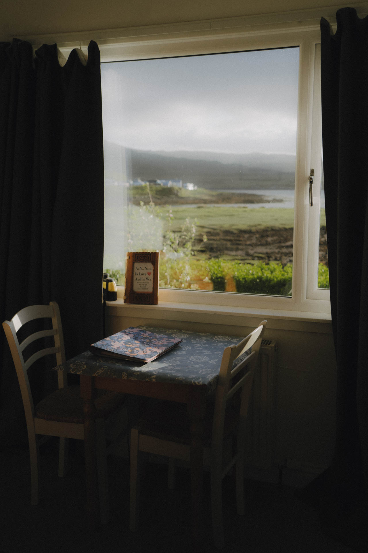Der Blick aus einem Hotelzimmer auf die Isle of Skye, das Foto ist im Rahmen der Hotelfotografie entstanden