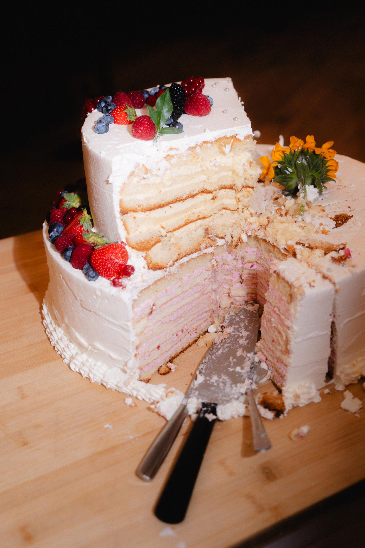 Ein Foto einer angeschnittenen Hochzeitstorte.